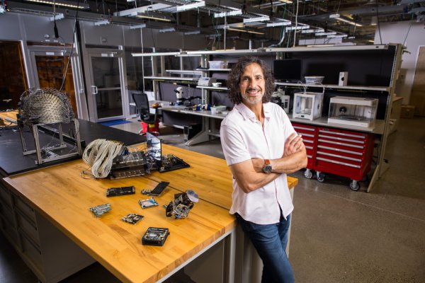 Photo of Steven Bathiche in a laboratory