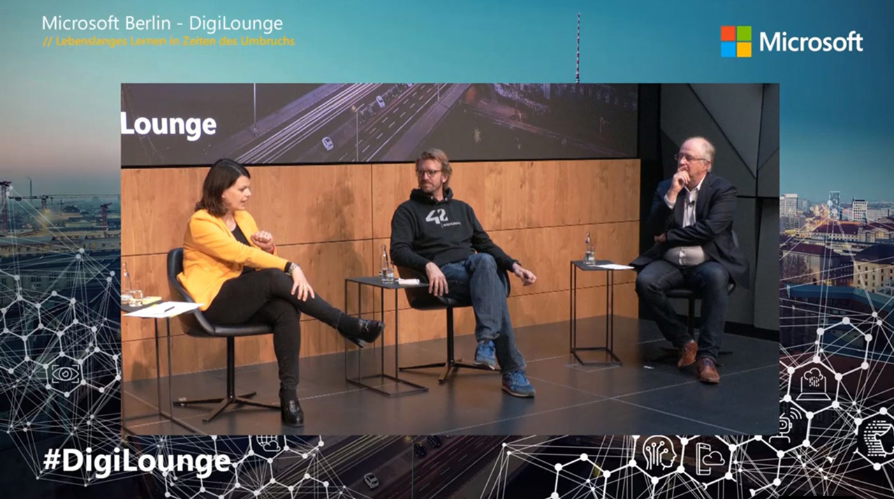 Das Foto zeigt Katrin Staffler und Dr. Max Senges im Gespräch mit Thomas Langkabel von Microsoft.