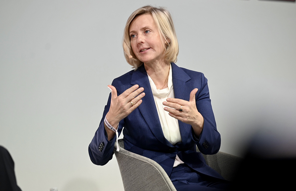 Das Foto zeigt Marianne Janik auf der Bühne der #futurework22