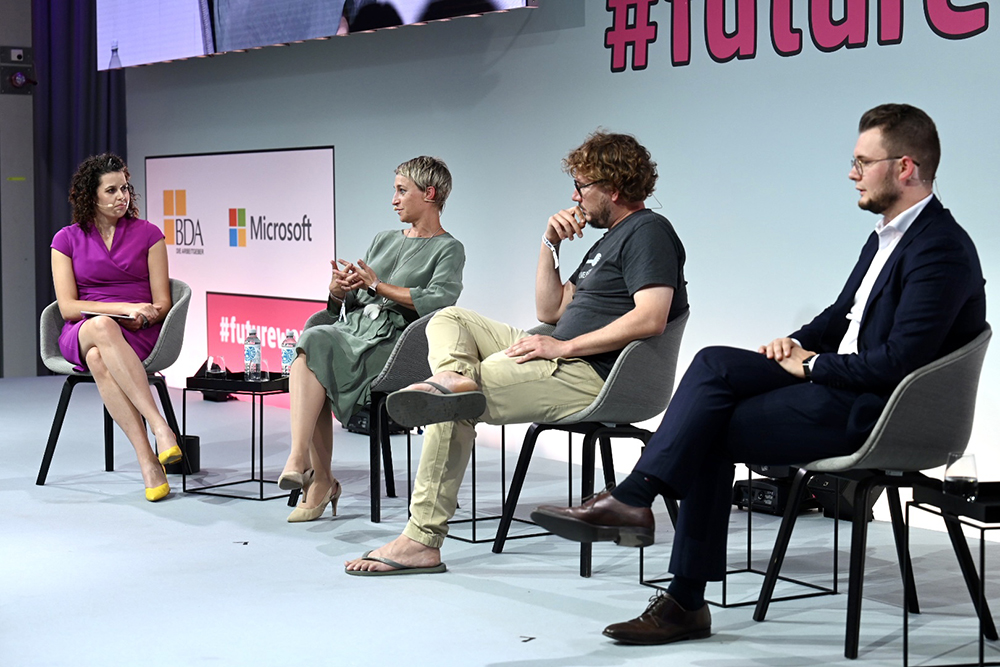 Das Foto zeigt Katie Gallus, Nadine Schön, Christoph Bornschein und Maximilian Funke-Kaiser auf der Bühne der #futurework22