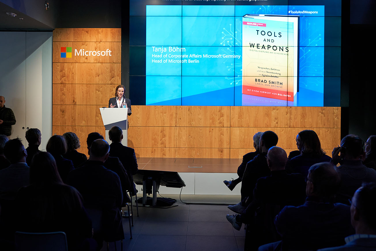 Tanja Böhm steht auf der Bühne und hält einen Vortrag