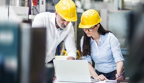  image name: envision_480x277 Alt Text: Eine Frau und ein Mann mit gelben Schutzhelmen 