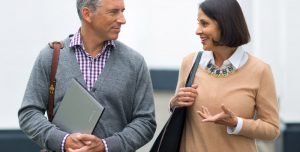 Zwei Erwachsene unterhalten sich während dem Laufen über Datensicherheit.