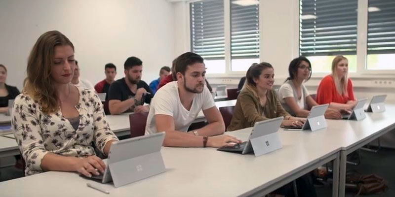 Studenten der HdWM nutzen in der Vorlesung Office 365 Studenten der HdWM nutzen in der Vorlesung Office 365