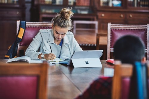 Junges Mädchen arbeitet in der Schule mit Office 365 Junges Mädchen arbeitet in der Schule mit Office 365