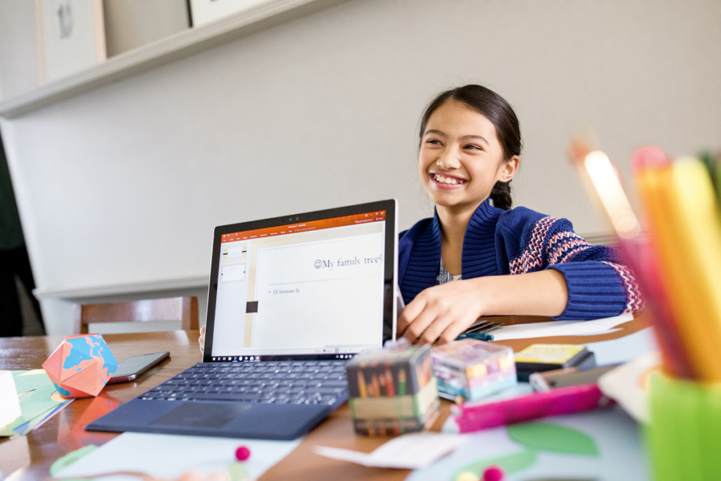 Junges Mädchen lernt mit Office 2007