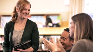 Drei Lehrer sprechen im Lehrerzimmer miteinander