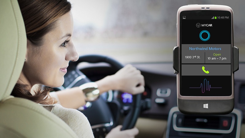 Tipps für eine digital transformierte Customer Journey bei Automobilherstellern Eine Frau im Auto mit einem eingeblendetem Navi