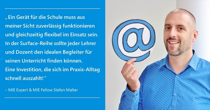 Auf dem Bild sieht man Stefan Malter, der ein @-Zeichen in der Hand hält