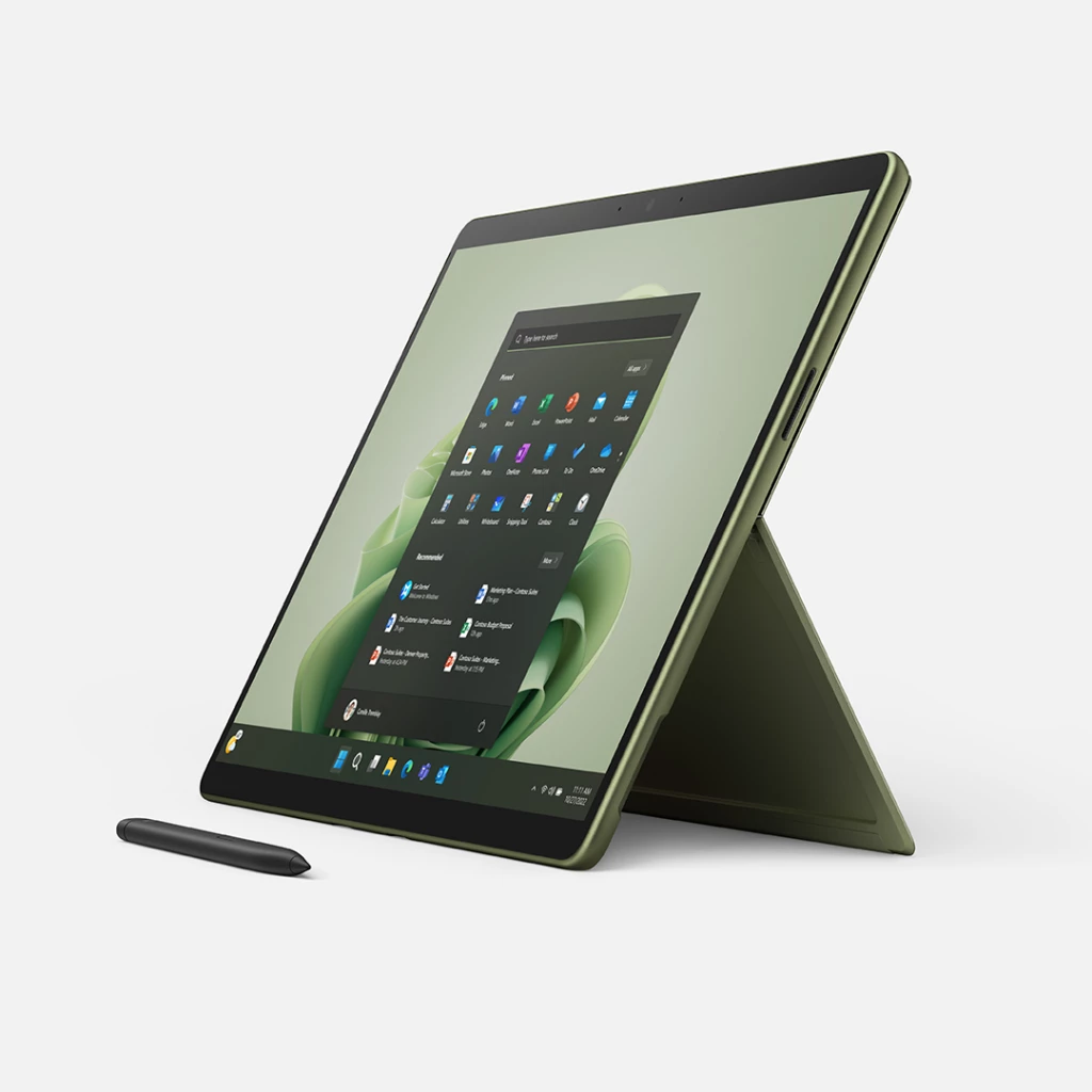 Auf dem Bild ist das Surface Pro 9 zu sehen. Dieses wurde vom Keyboard getrennt. Dadurch kann man das Display selbstständig nutzen. Davor liegt der Surface Slim Pen 2.