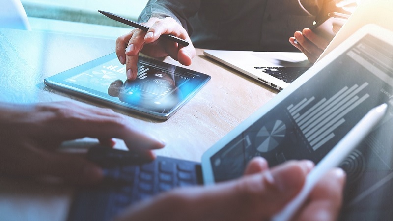 Man sieht nur die Hände zweier personen, die jeweils ein Device halten