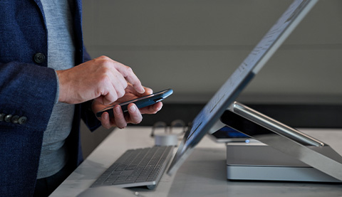 Mann vor Bildschirm bei einer 2 Faktor Authentifizierung.