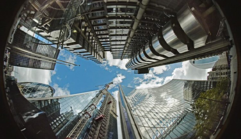 Hochhäuser aus der Ameisenperspektive.