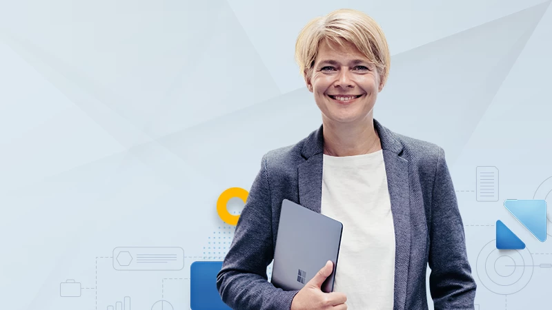 Eine Frau vor hellblauem Hintergrund. Sie tr&auml;gt ein Laptop unter dem Arm