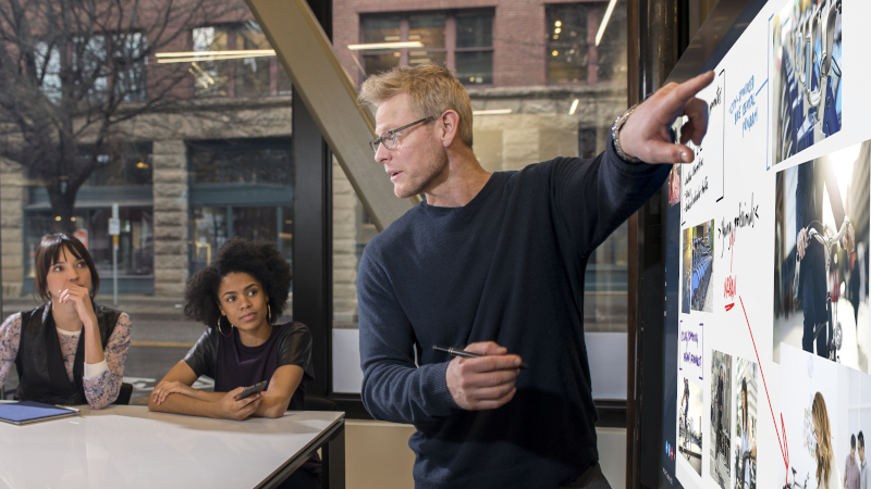 Ein Lehrer arbeitet in seinem Klassenzimmer an Microsoft Surface