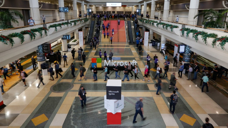 Blick in die Veranstaltungshalle mit einem gro&szlig;en Microsoft-Schriftzug