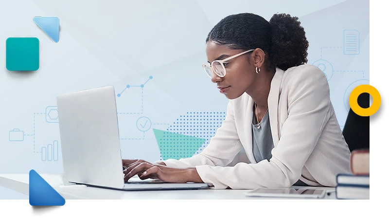 Eine junge Frau mit Brille und wei&szlig;em Mandel sitzt an einem Laptop