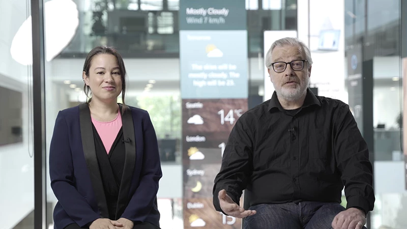 Foto von einem Mann und einer Frau in dunkler Kleidung im Microsoft Headquarter
