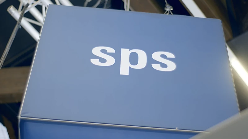 Logo der sps auf einem blauen Banner