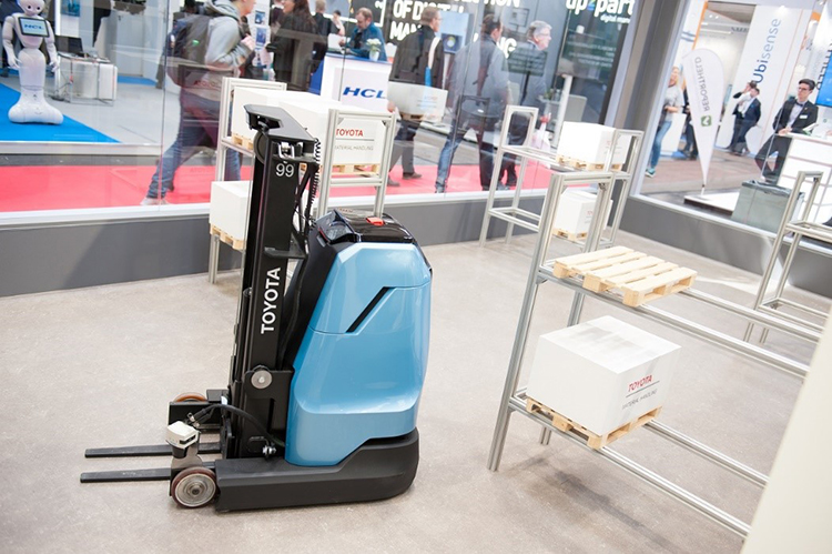 産業見本市「ハノーバーメッセ」2019 年、トヨタマテリアルハンドリングヨーロッパが開発した AGV