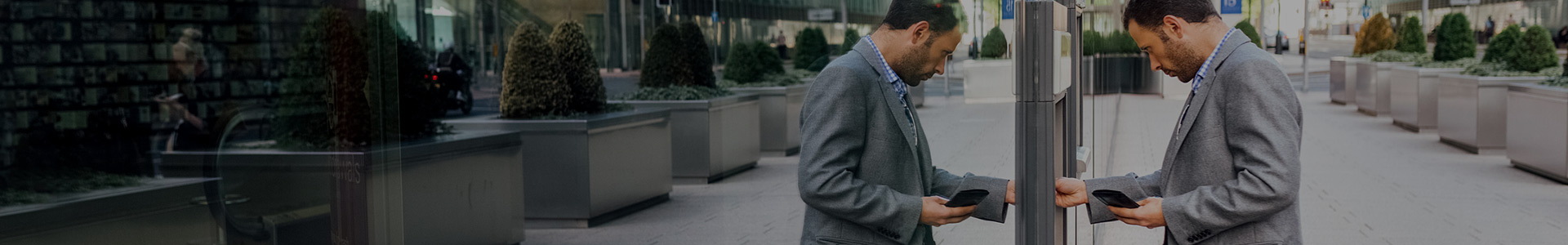 Ein Mann an einem Geldautomaten