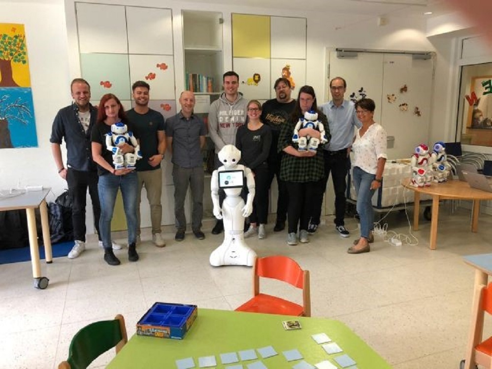 Ein humanoider Roboter als Lehrer-Assistent in eine Schulklasse