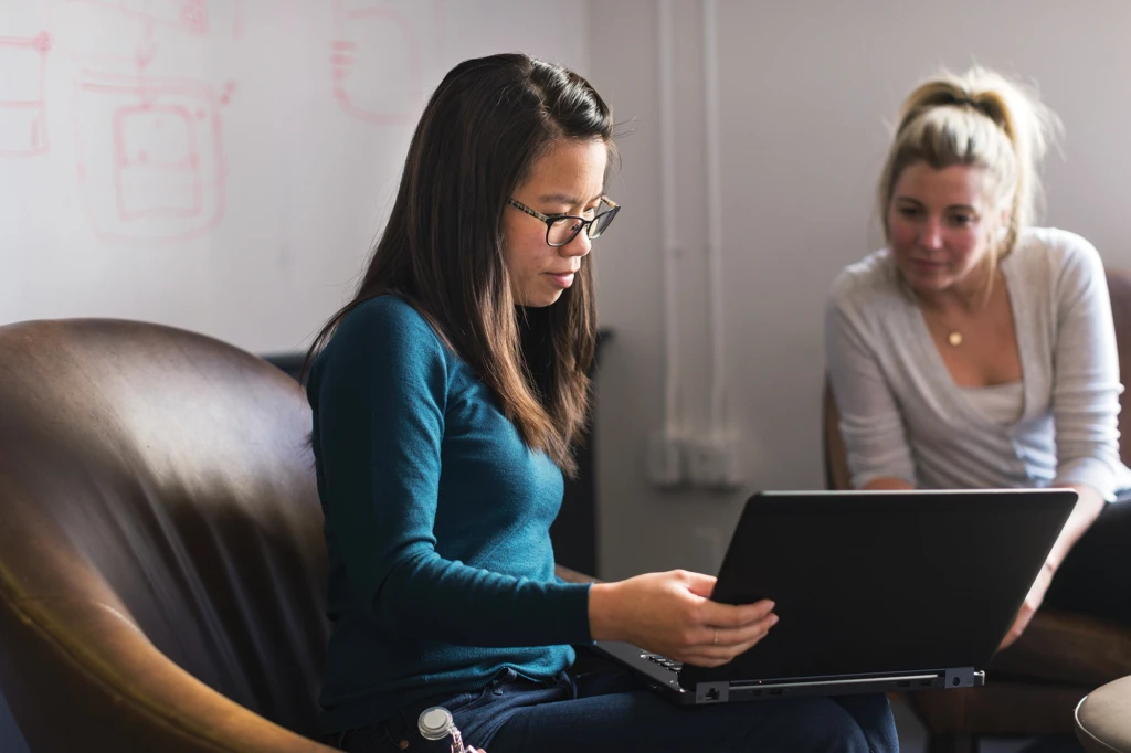 Junge Dame arbeitet an ihrem Laptop