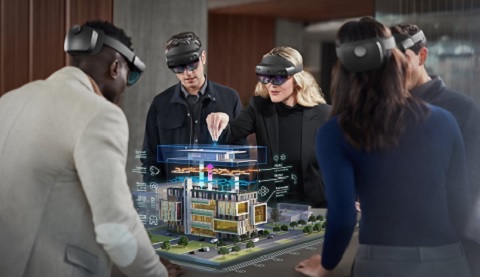 Eine Gruppe arbeitet mit der Hololens 2 an einem Projekt.