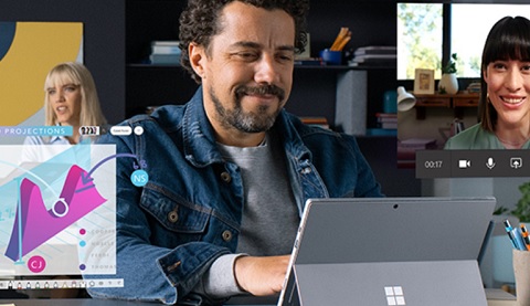 Ein Mann am Laptop in einer Teams-Besprechung