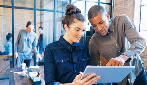 Eine Frau und ein Mann mit einem Laptop in der Hand