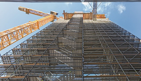 Ein Baugerüst mit Kränen