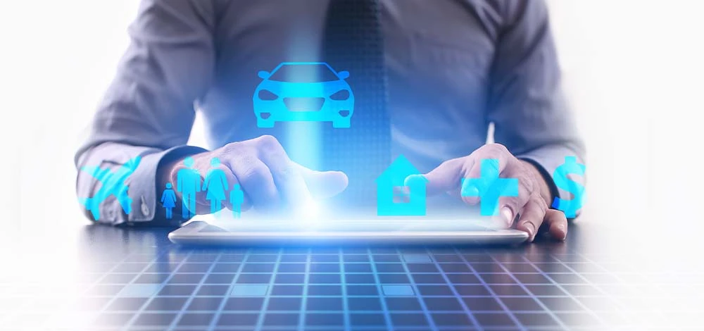 Ein Mann bedient ein Tablet über das Illustrationen schweben.