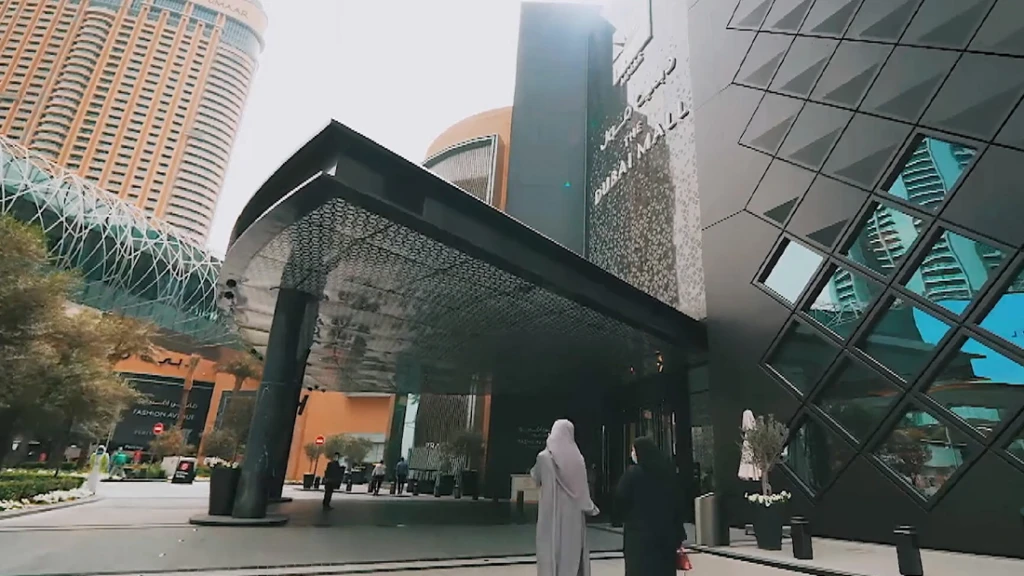 Foto des Eingangs des weltgrößten Einkaufszentrums der Welt in Dubai.
