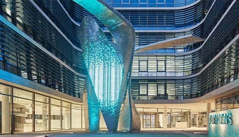 Das Artrium von einem Siemens Standort mit einer großen Glas-Wasser-Skulptur.