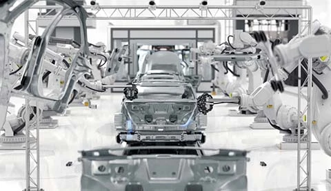 Man sieht eine Produktionsstraße in einer Fabrik und Roboterarme.