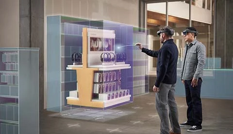 Zwei Männer mit HoloLens2 vor einem virtuellen Geschäft.