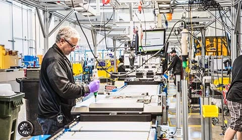 Ein Mann in einer Produktionsstraße eines Industrieunternehmens.