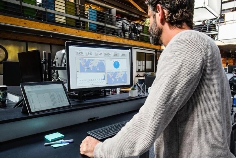 Ein Mann bedient einen Laptop