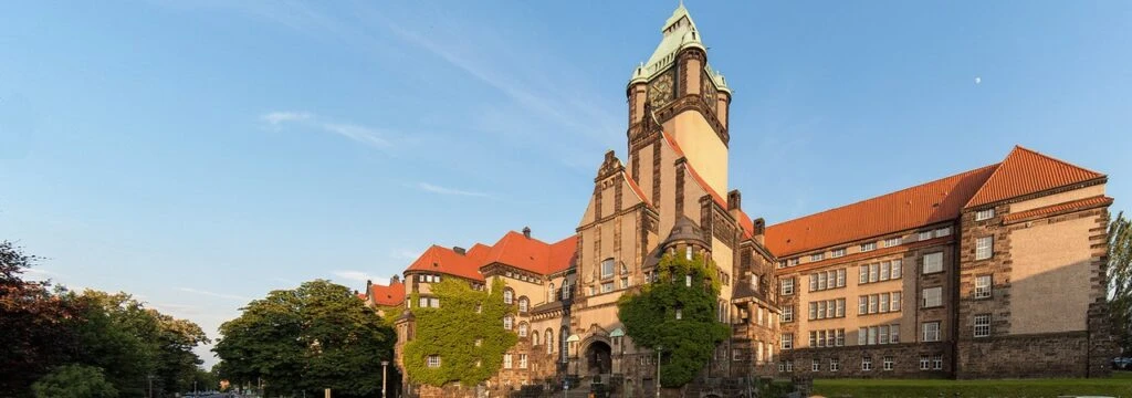 Schumannbau der Technischen Universität Dresden