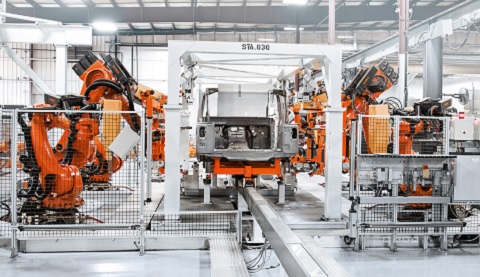 Blick in eine Fertigungshalle der Firma KUKA 