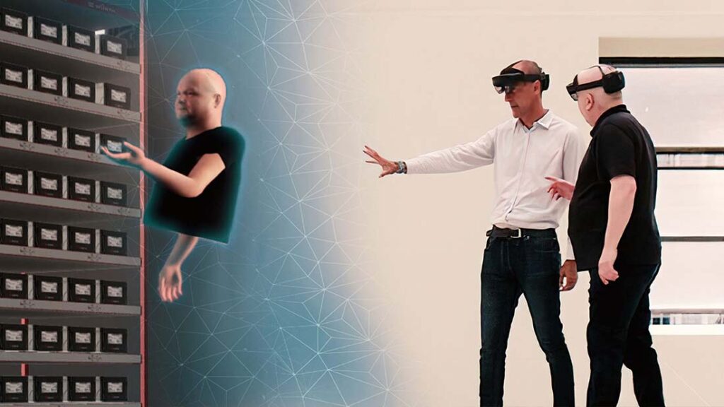 Zwei Männer tragen jeweils eine HoloLens2