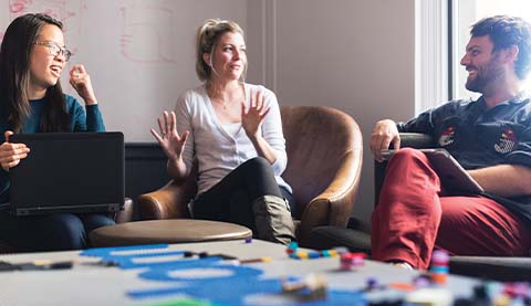 Mehrere Personen in Sesseln unterhalten sich