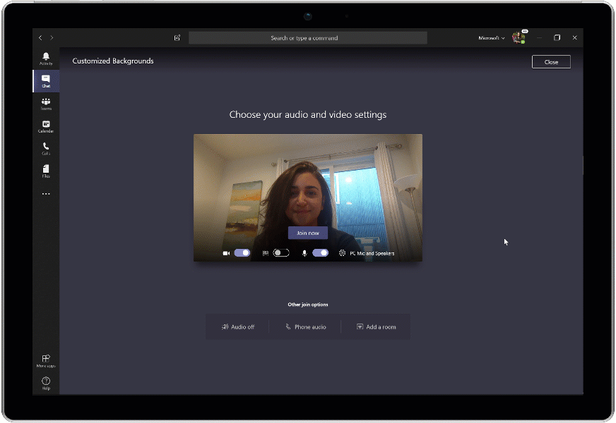 Animated image showing customizable backgrounds utilized in Teams.