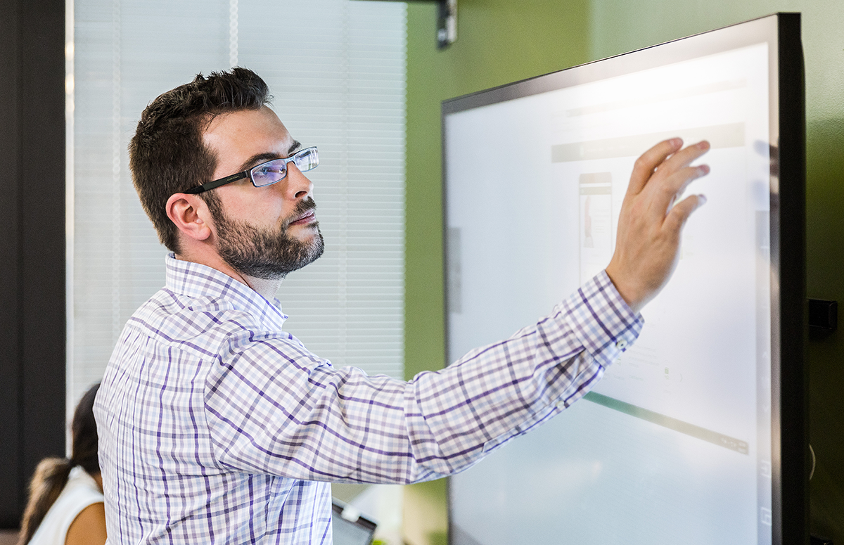 A worker opens a meeting in Microsoft Teams.