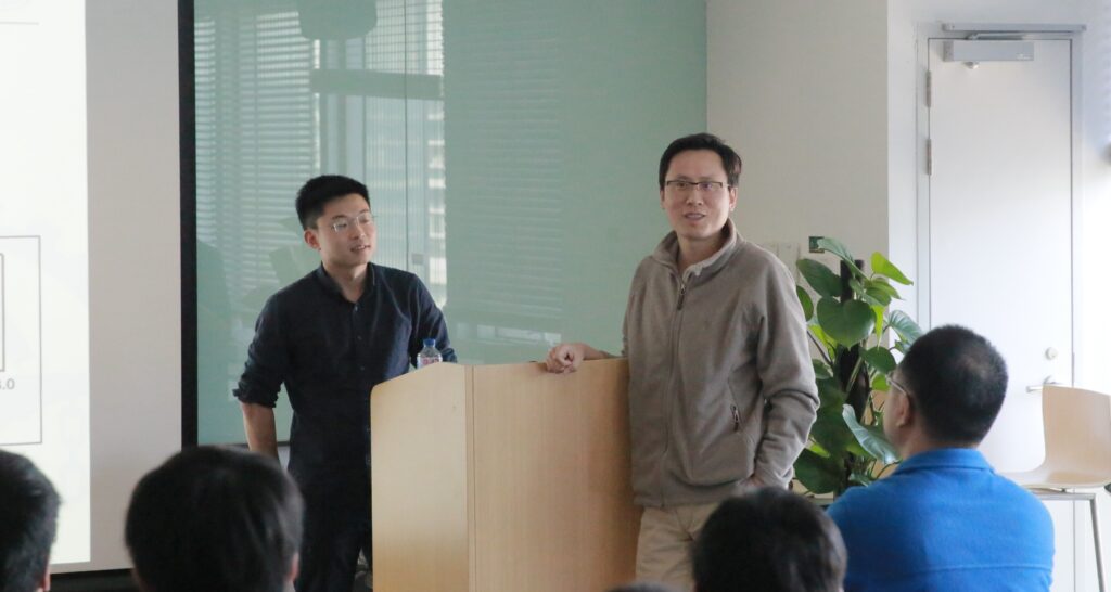 冷静文和微软亚洲研究院主管研究员杨凡在铸星讲座现场主持讨论