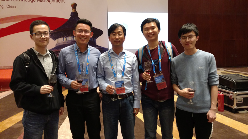 敖翔(左二)带学校课题组学生来拜会谢幸老师(中)