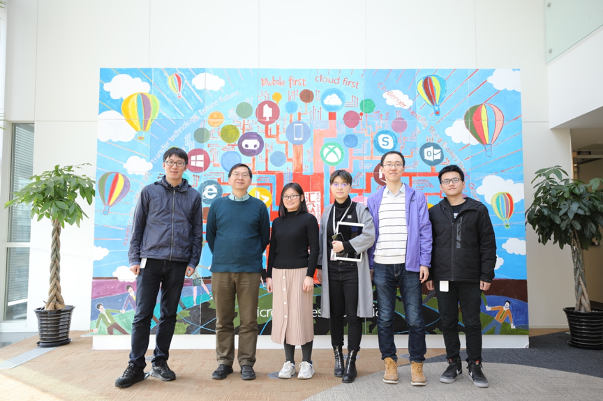 胡琳梅(左三)与段楠(左一)、唐都钰(右二)及合作实习生合影