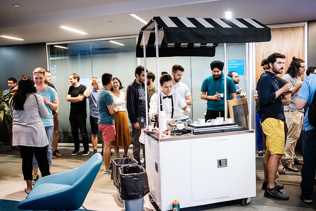 Microsoft Research Montreal interns being treated to ice cream cart. Les stagiaires de Microsoft Research Montréal traités à un chariot à crème glacée.