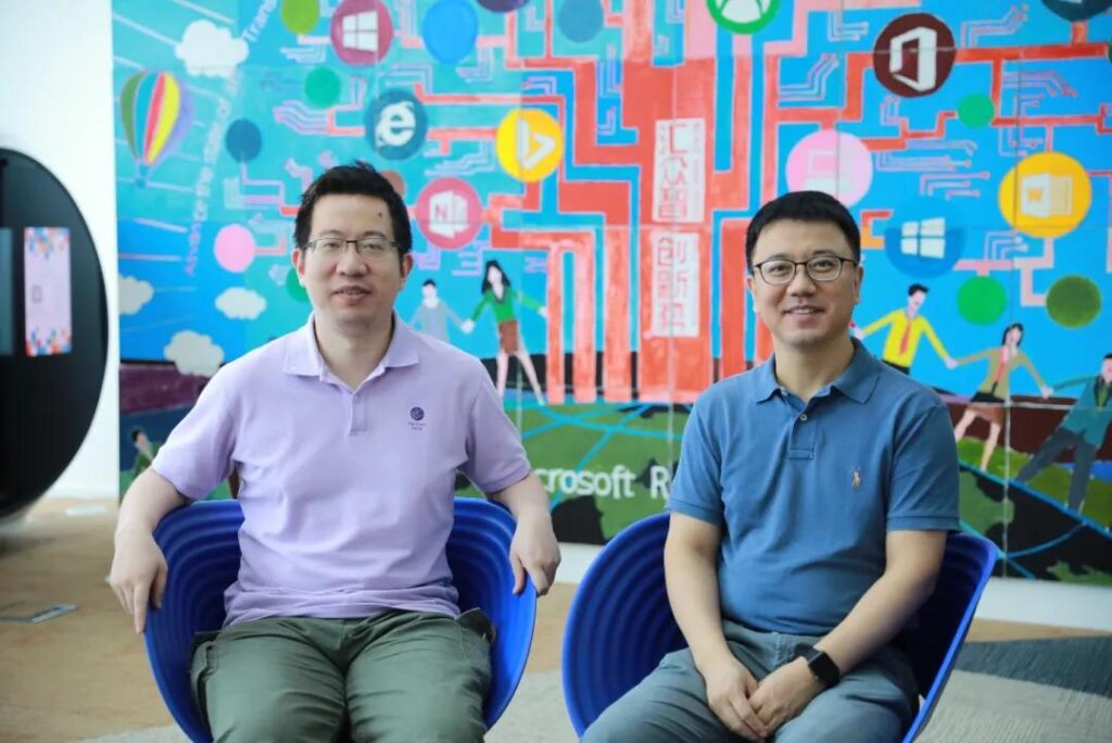 肖立与刘铁岩博士（右一）