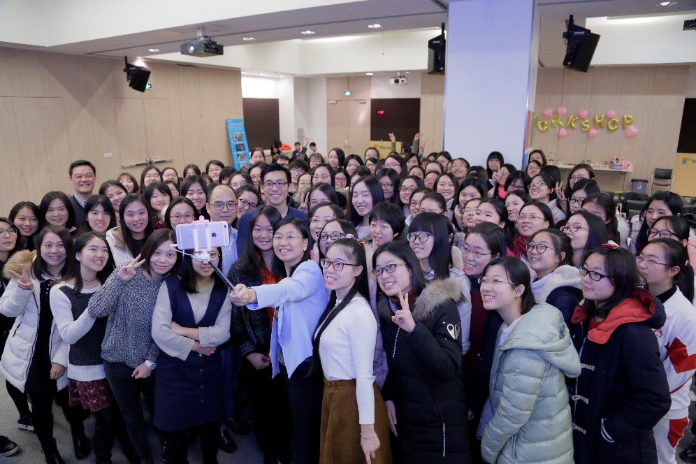 2016 年第一届 Ada Workshop,微软亚洲研究院常务副院长张冬梅博士举着自拍杆与同学们合影